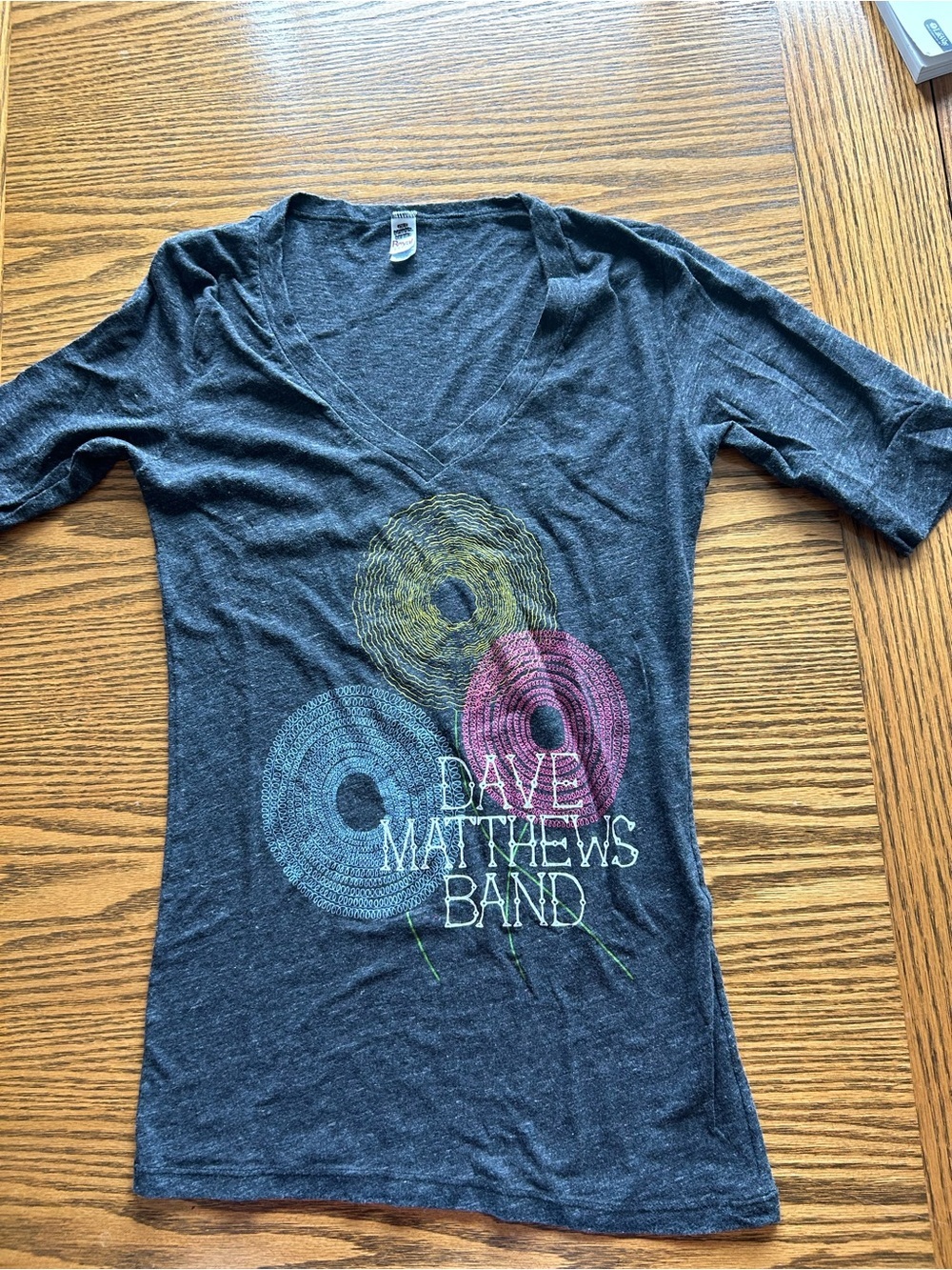 Dave Matthews Band Charcoal Grey V-Neck Tee Size XS (measured, not tag size)